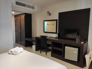 Habitación Deluxe, 1 cama King size | Caja de seguridad en la habitación, cortinas blackout y wifi gratis 