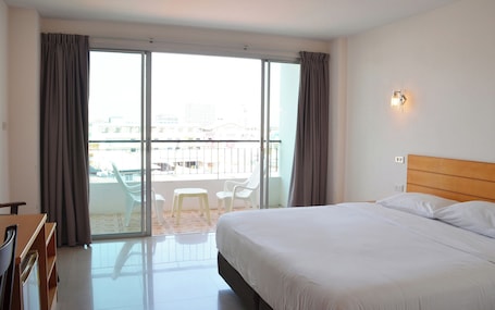 Quarto superior | Cofres nos quartos, cortinas blackout, Wi-Fi de cortesia