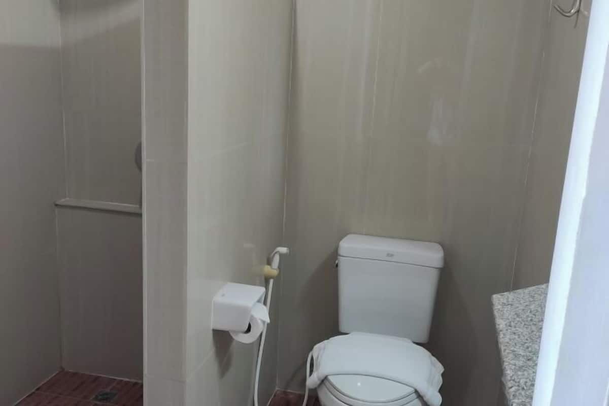 Baño | Regadera, regadera tipo lluvia, secadora de cabello, toallas
