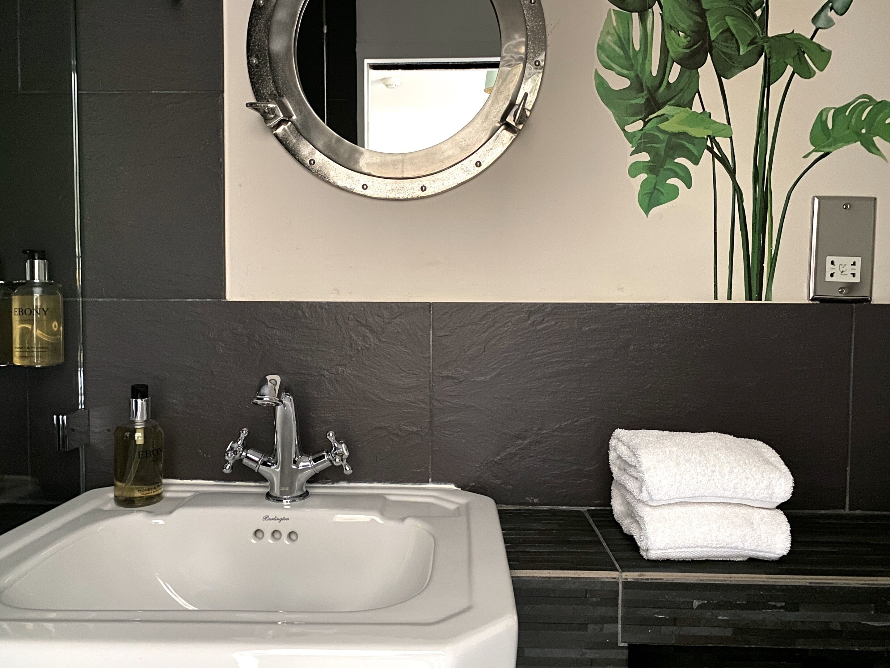 Secadora de cabello, toallas, jabón, shampoo 