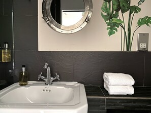 Secadora de cabello, toallas, jabón, shampoo