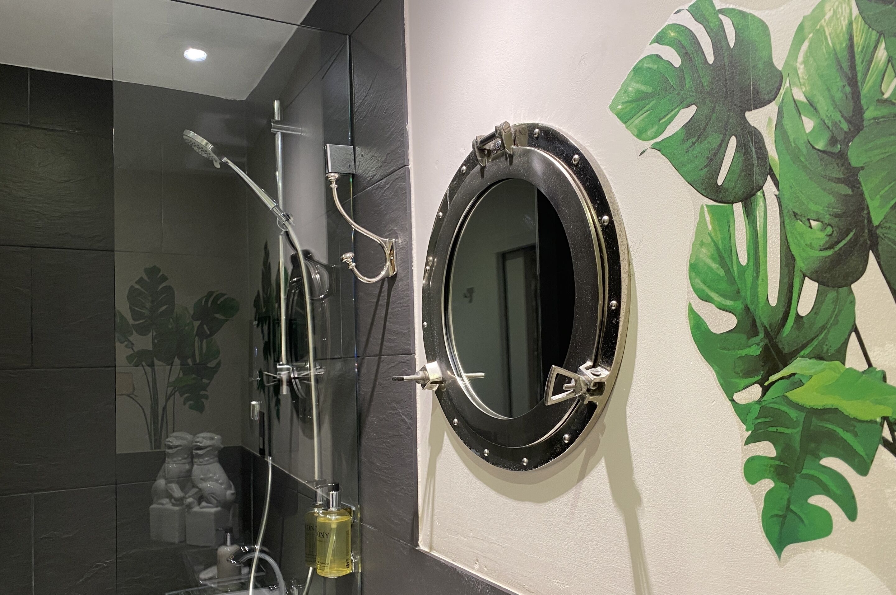 Haartrockner, Handtücher, Seife, Shampoo