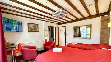 Deluxe-Dreibettzimmer, mit Bad | Daunenbettdecken, Select-Comfort-Betten, Bügeleisen/Bügelbrett