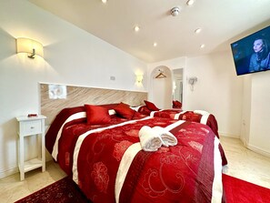 Edredón, camas Select Comfort y tabla de planchar con plancha