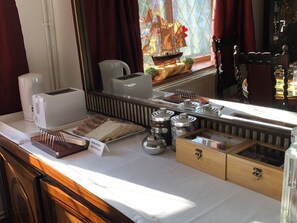 อาหารเช้าแบบอังกฤษทุกวัน (GBP 15 ต่อคน)