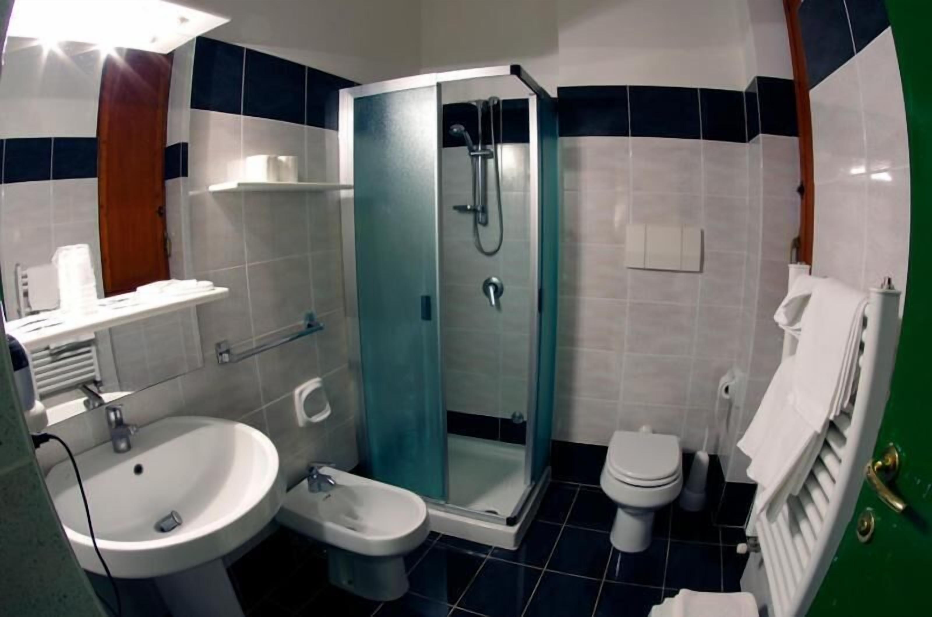 Asciugacapelli, bidet, asciugamani