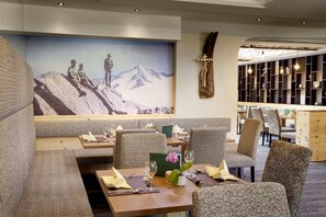 Petit déjeuner, déjeuner et dîner servis sur place