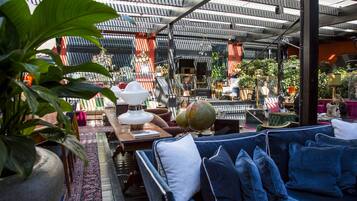 Daily continental breakfast (EUR 25 per person)