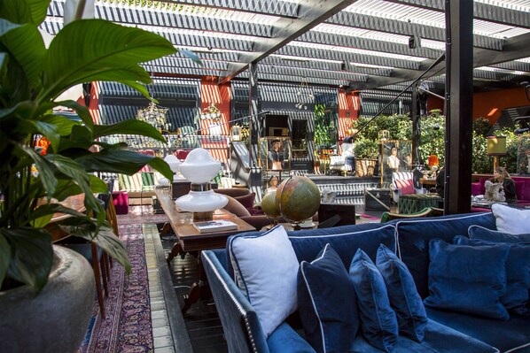 Petit déjeuner continental (25 EUR par personne)