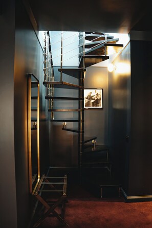 أغطية فراش متميزة وألحفة محشوة بالريش وميني بار وخزنة داخل الغرفة