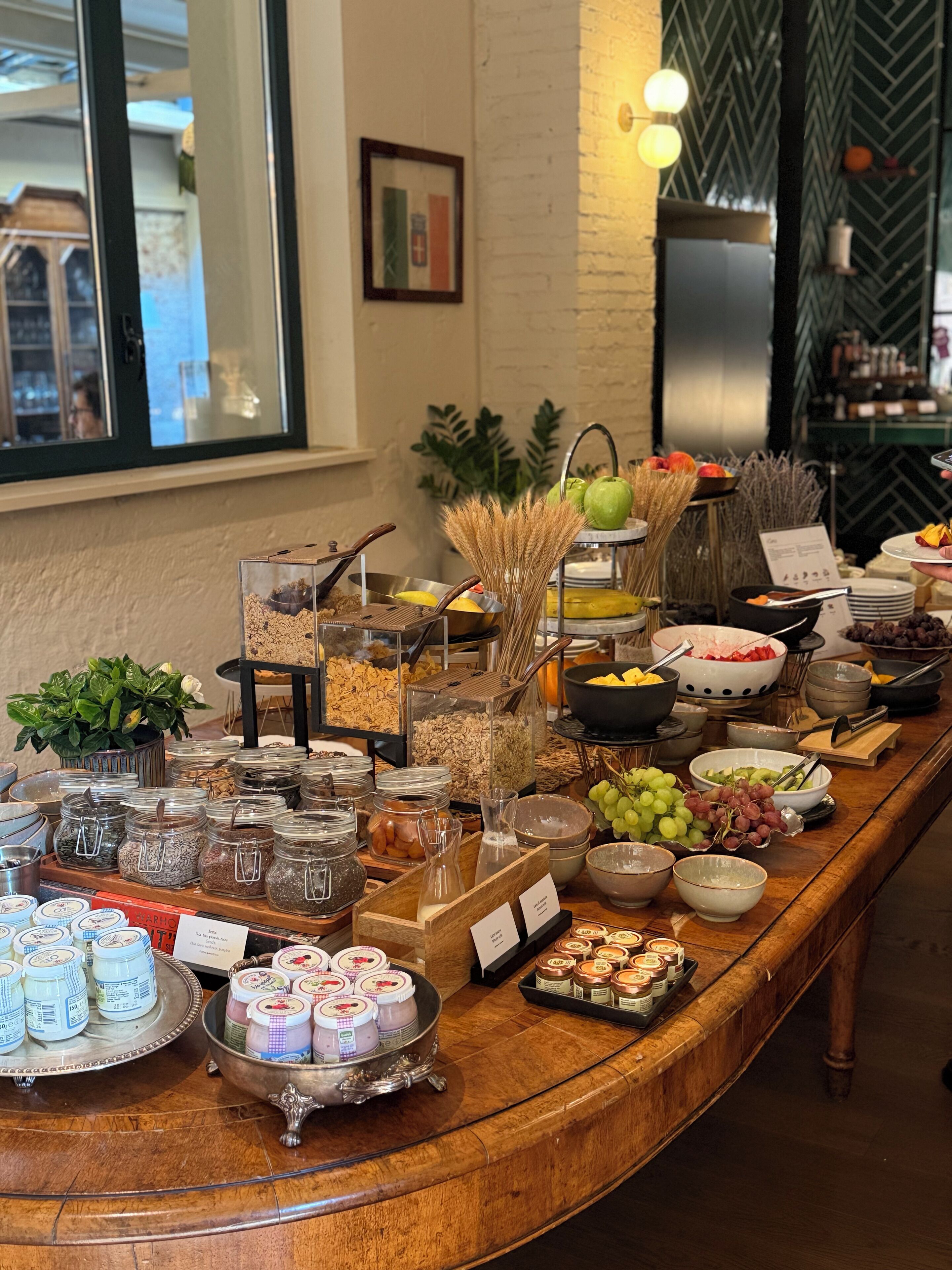 Un buffet proposant une variété de plats et d'accompagnements.