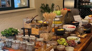 Un buffet proposant une variété de plats et d'accompagnements.