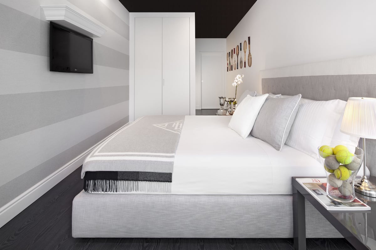 1 sovrum, sängtillbehör av högsta kvalitet, duntäcken och minibar