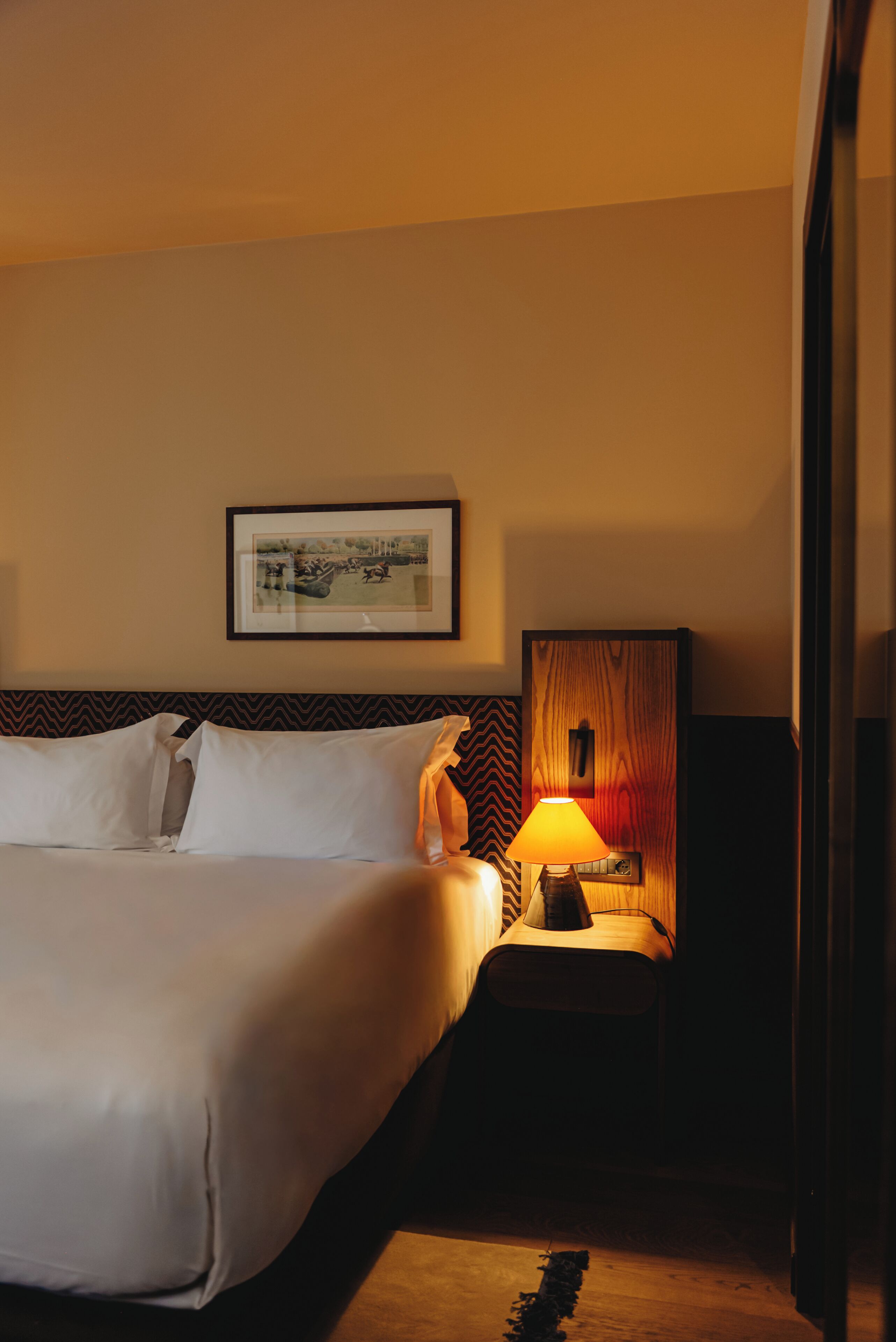 Luxe beddengoed, donzen dekbedden, een minibar, een kluis op de kamer