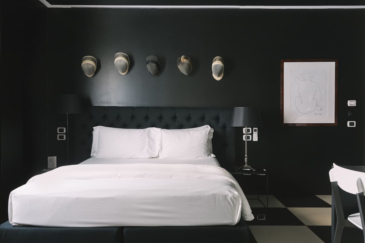 1 sovrum, sängtillbehör av högsta kvalitet, duntäcken och minibar