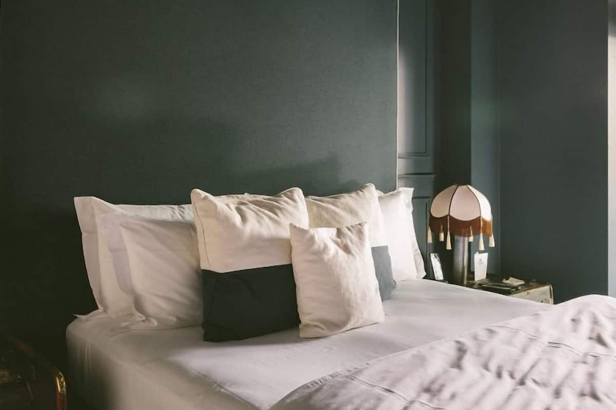 1 bedroom, premium bedding, down duvets, minibar