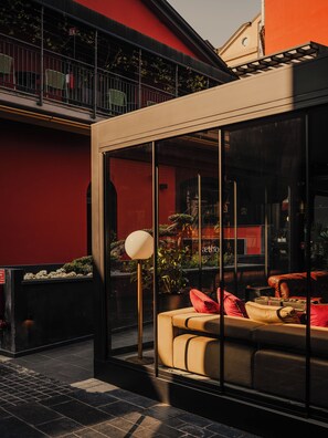 Serves breakfast and happy hour - Aethos Hotel Milan (Milan)