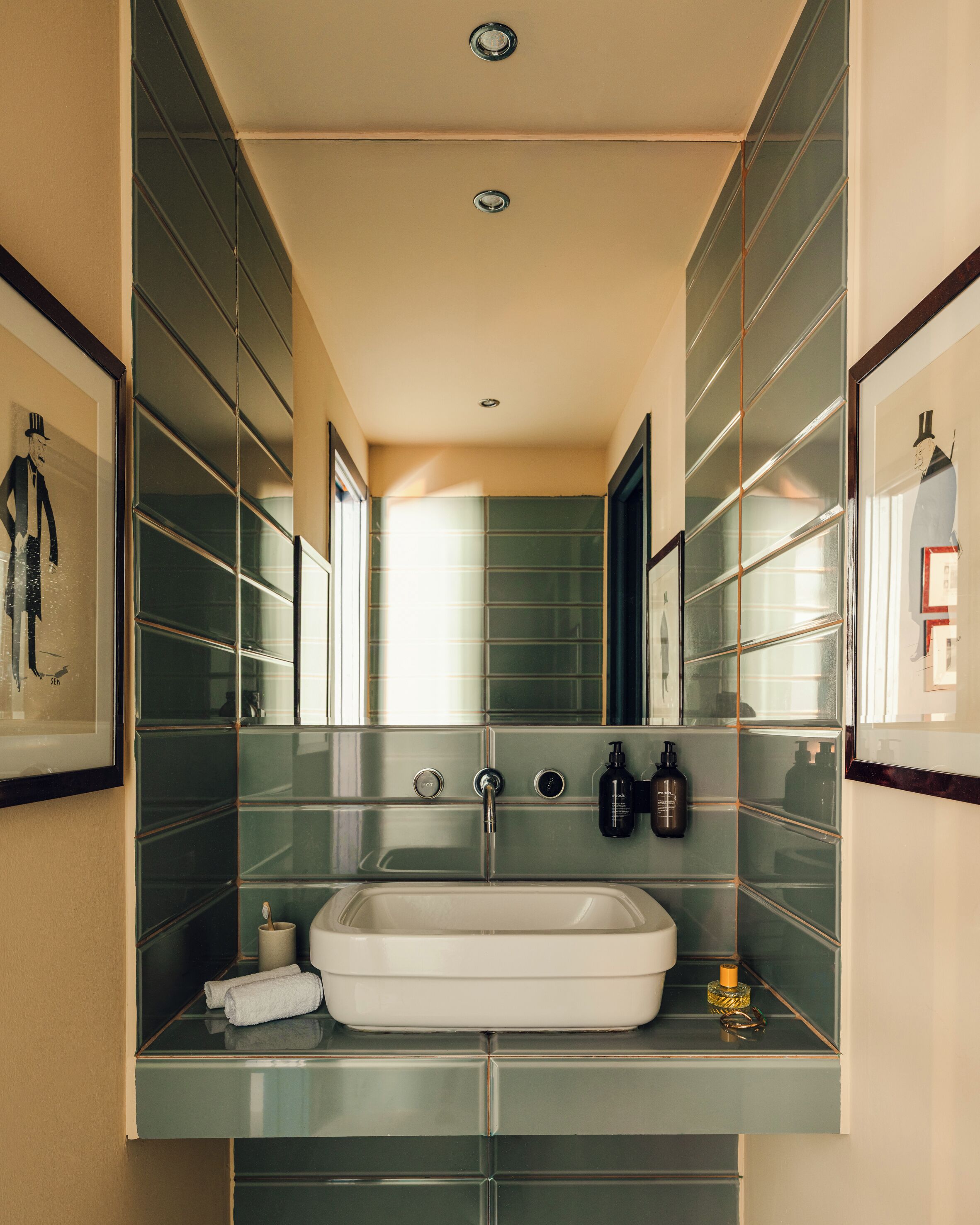 Une salle de bain avec une baignoire blanche, un miroir et un lavabo avec des articles de toilette.