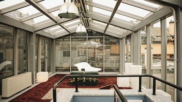 Aethos Rooftop Suite | Sengetøy av topp kvalitet, dundyner, minibar og safe på rommet