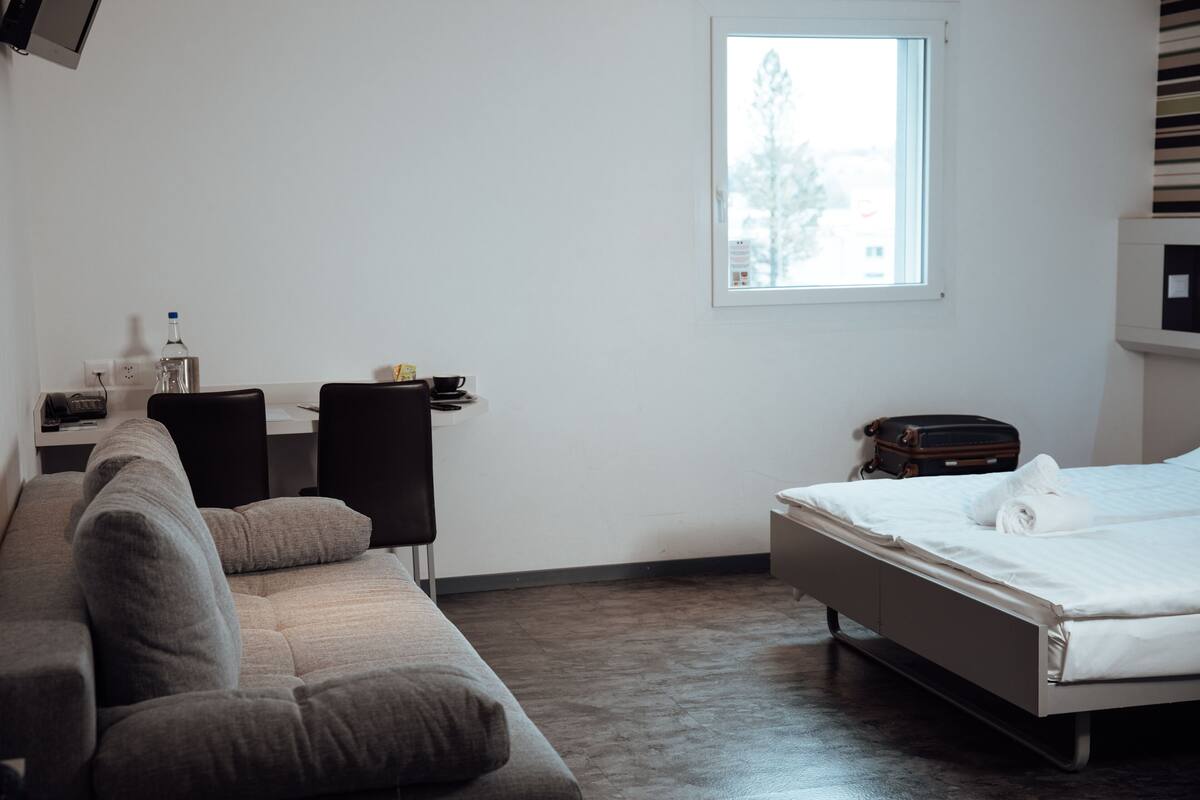 Hypo-allergenic bedding, in-room safe, desk, soundproofing