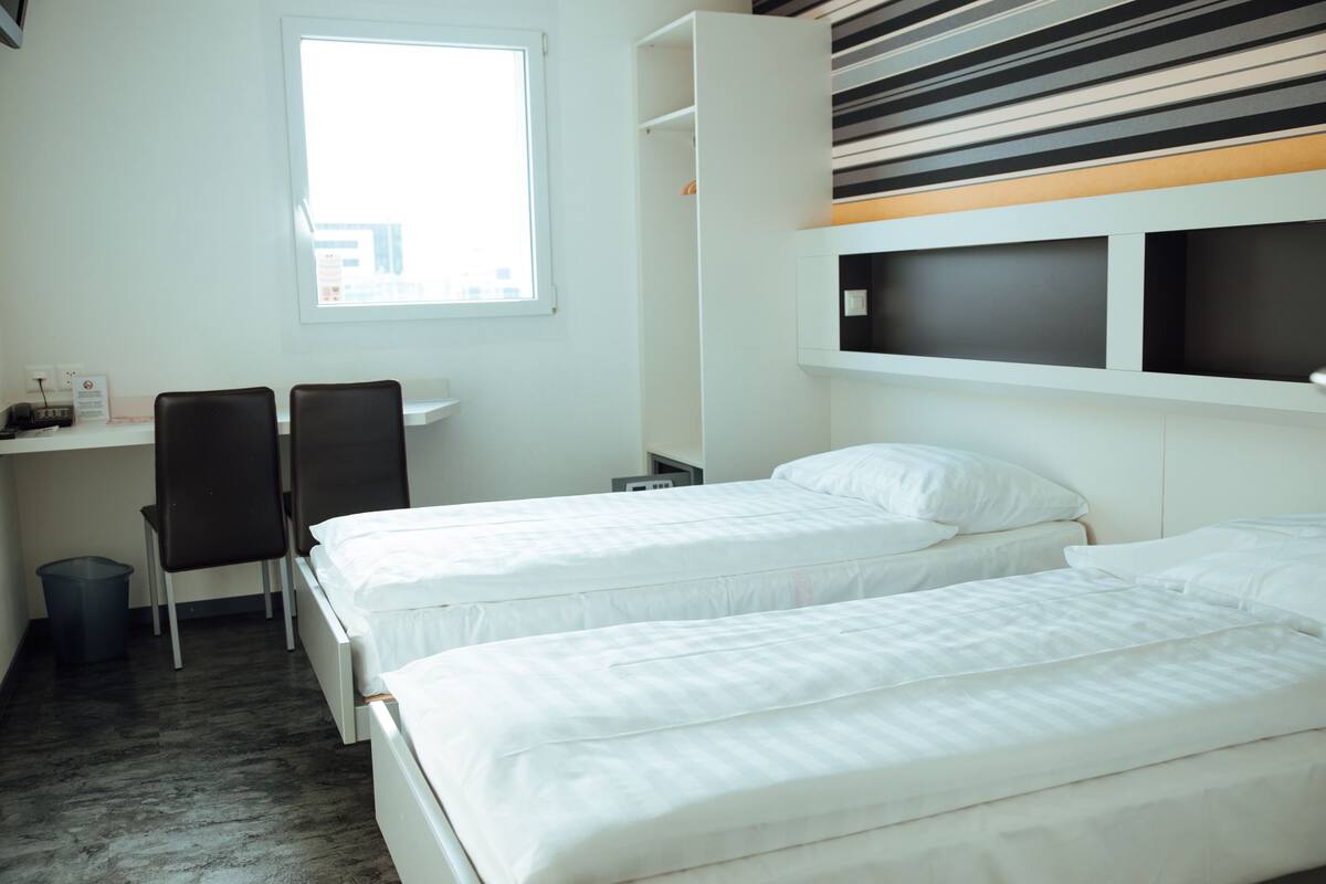 Hypo-allergenic bedding, in-room safe, desk, soundproofing