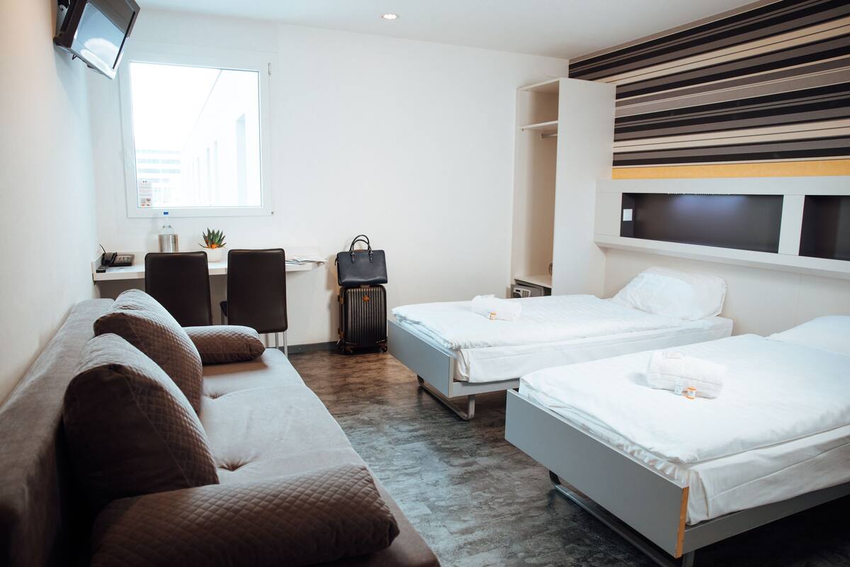 Hypo-allergenic bedding, in-room safe, desk, soundproofing