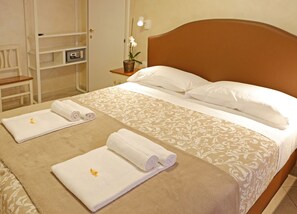 Pillow-top beds, in-room safe, desk, free WiFi - Re Monti Guesthouse (Rome)