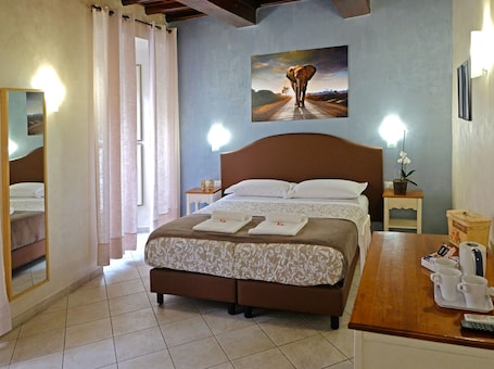 Pillowtop beds, in-room safe, desk, free WiFi