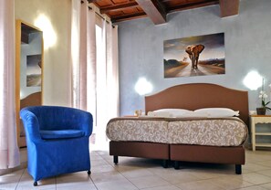 Pillow-top beds, in-room safe, desk, free WiFi - Re Monti Guesthouse (Rome)