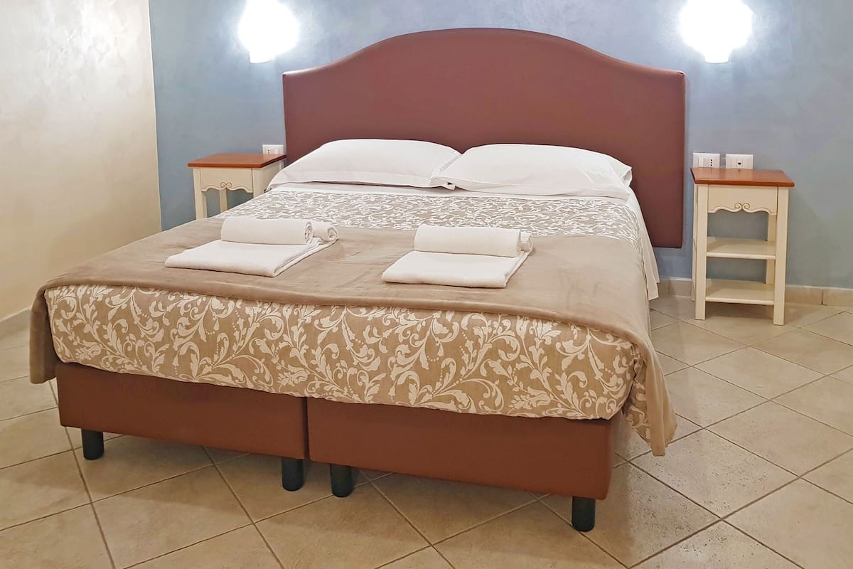 Pillowtop-Betten, Zimmersafe, Schreibtisch, kostenloses WLAN