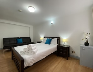 Premium bedding, laptop workspace, blackout curtains, iron/ironing board - London Apartments Shoreditch Two (London)