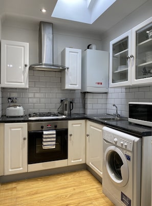 Standard House, 1 Bedroom (with 2 Sofabeds) | Private kitchen | Fridge, microwave, oven, stovetop - London Apartments Shoreditch Two (London)