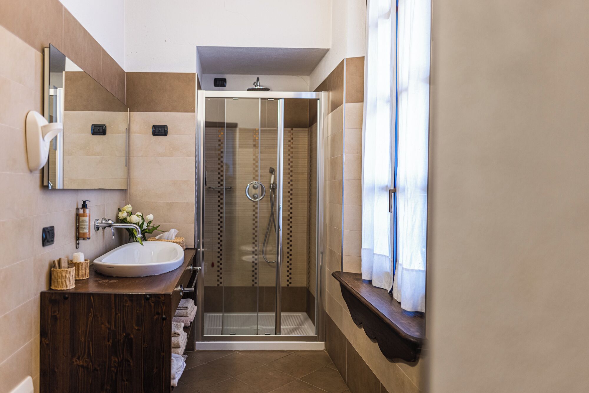 standard room | bathroom | combined shower/bathtub, rainfall showerhead, designer toiletries