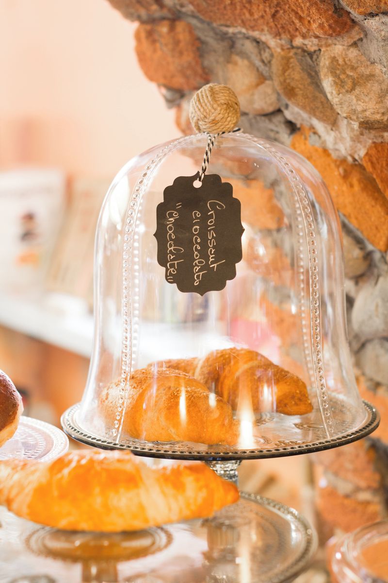 A glass display case with a label indicating it contains croissants.