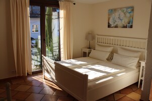 Apartamento estándar, 2 habitaciones, patio | 2 dormitorios, minibar, wifi gratis y ropa de cama