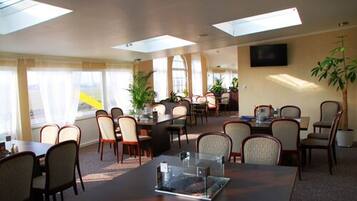 Tägliches Frühstücksbuffet (12.50 EUR pro Person)