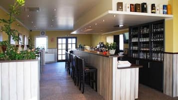 Bar (trong khuôn viên)