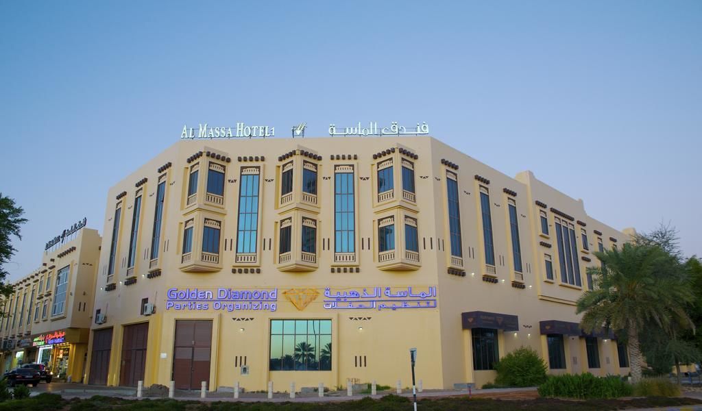 Un hotel con fachada moderna, varios balcones y señalización que indica 'Golden Diamond Parties Organizing'.