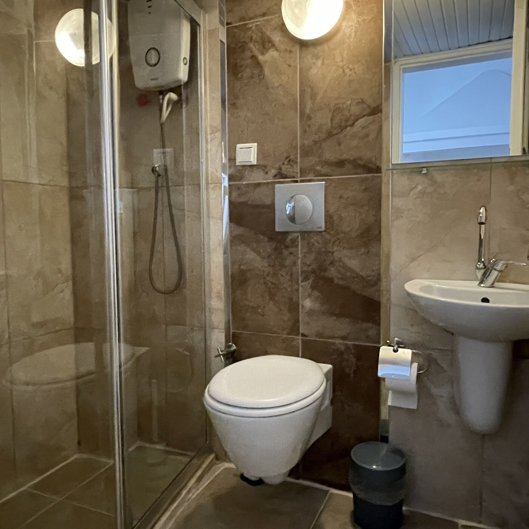 standard twin room | bathroom | shower, free toiletries, hair dryer, slippers