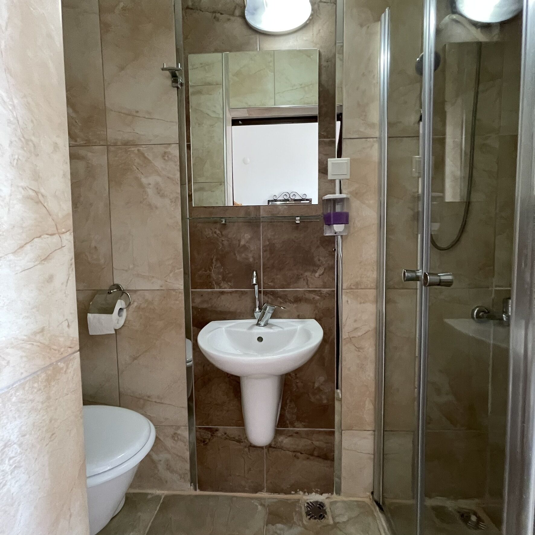 standard twin room | bathroom | shower, free toiletries, hair dryer, slippers