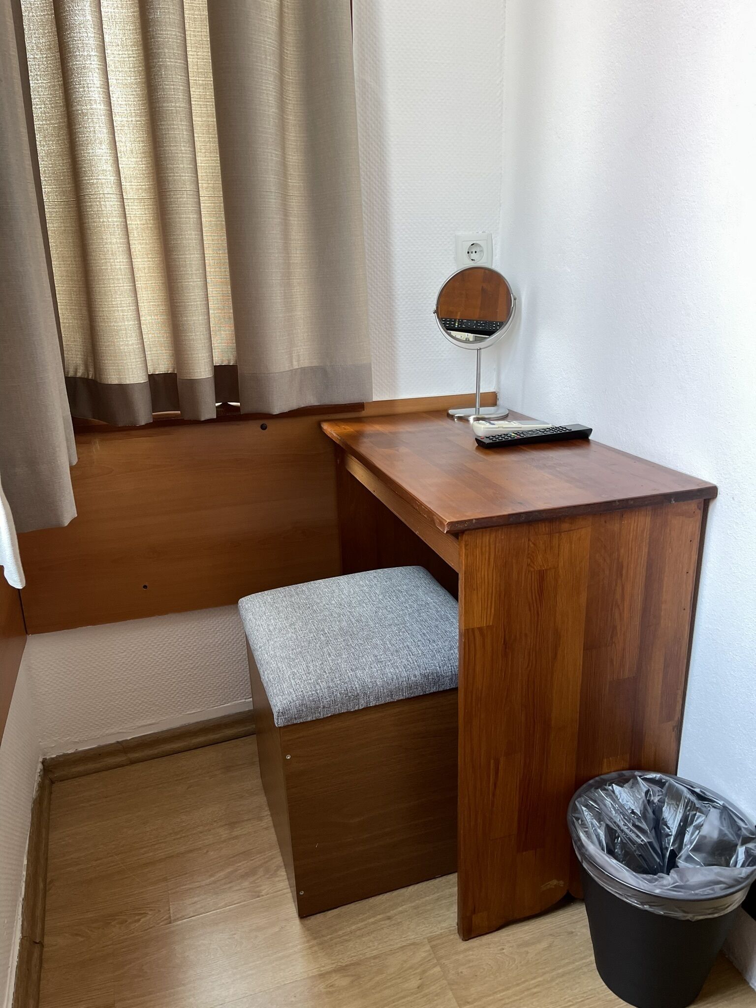 standard double room, 1 bedroom | living area | lcd tv