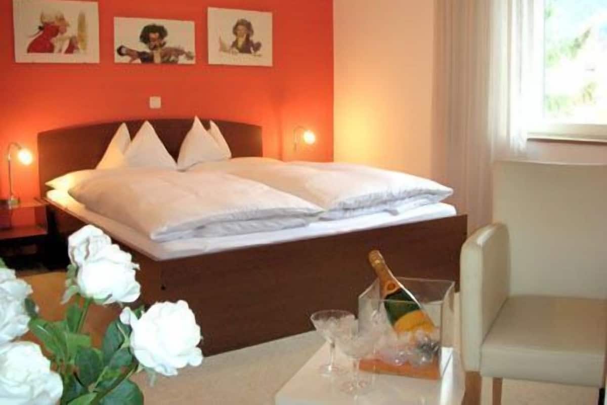 Standard Double Room, Garden View | Peralatan tempat tidur premium, gebar bulu kapas, tilam berlapik