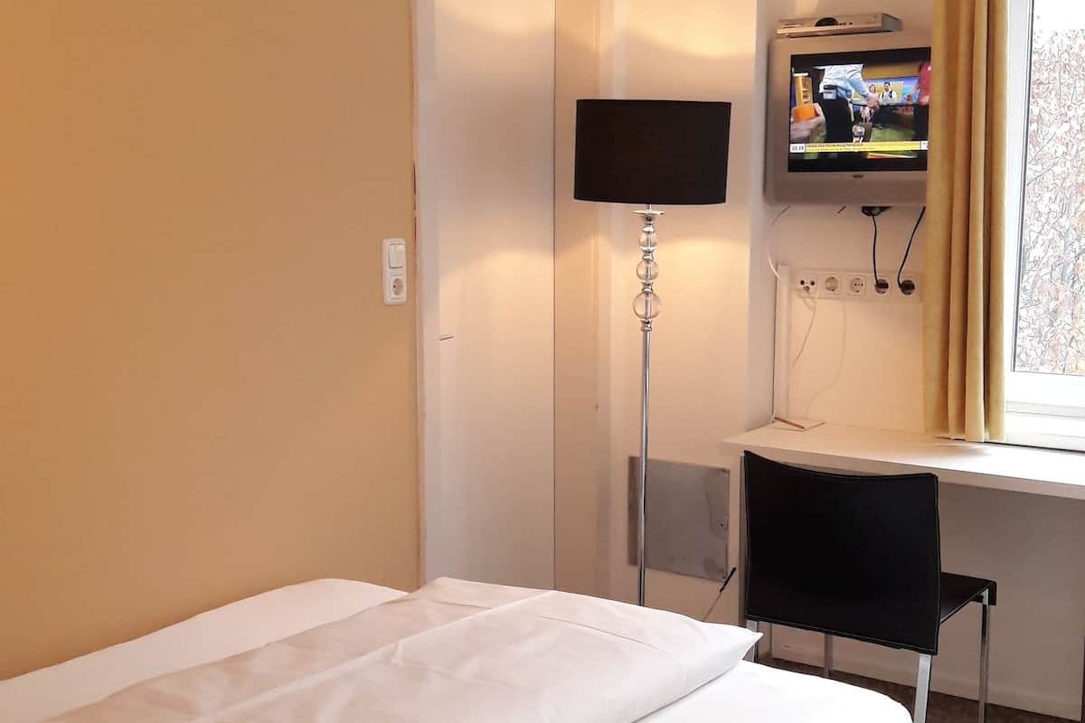 Standard Single Room, Garden View | Peralatan tempat tidur premium, gebar bulu kapas, tilam berlapik