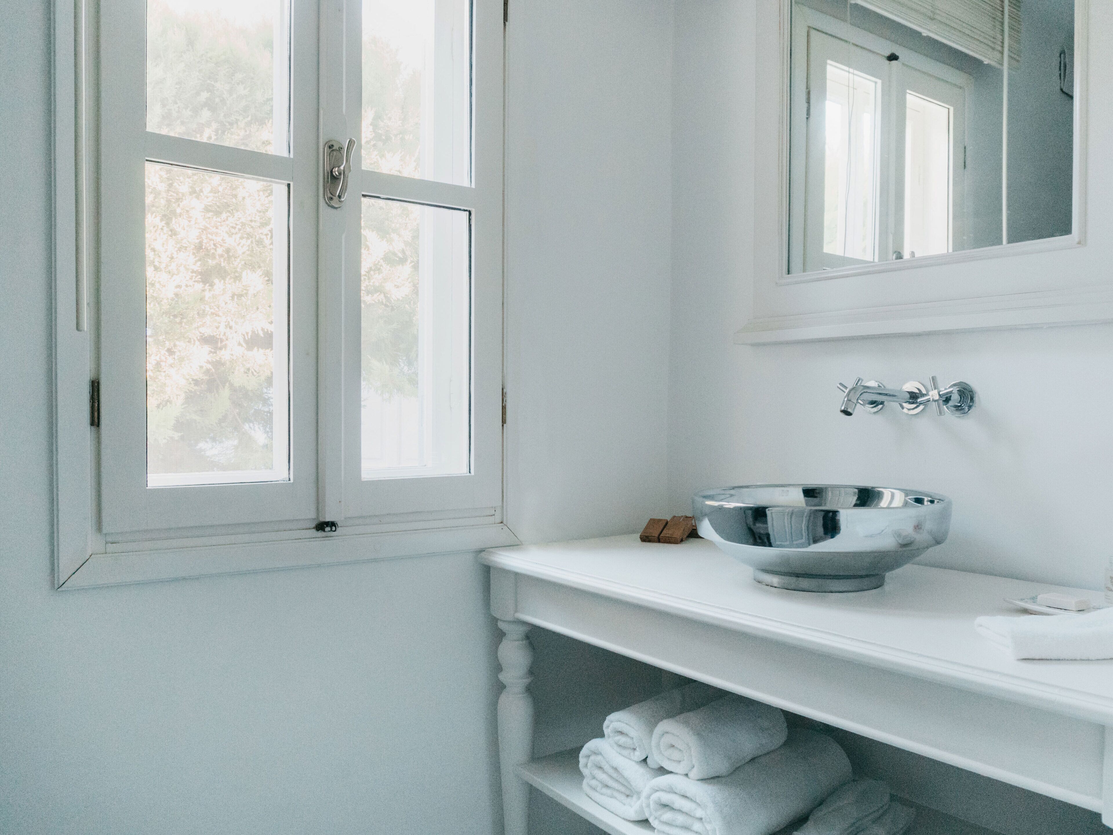 Bañera profunda, cabezal de ducha tipo lluvia