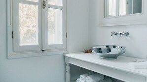 Dobbeltrom – standard | Bad | Dype avslapningsbadekar, regndusjhode og toalettartikler (inkludert)