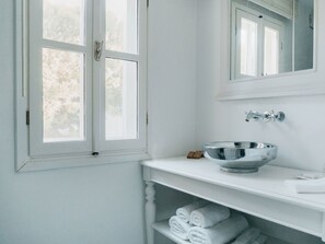 Bañera profunda, cabezal de ducha tipo lluvia