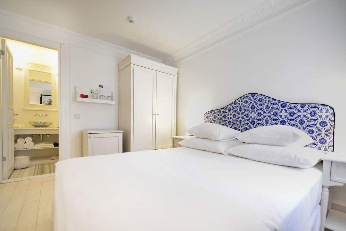 Standard-dobbeltværelse | 1 soveværelse, premium-sengetøj, Tempur-Pedic-senge, minibar
