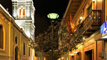 Fachada de la propiedad por la tarde o noche