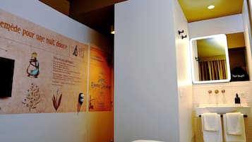 Desk, soundproofing, free cribs/infant beds, free WiFi