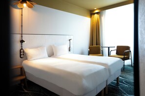 Standard Room, 2 Twin Beds | Desk, soundproofing, free WiFi, bed sheets